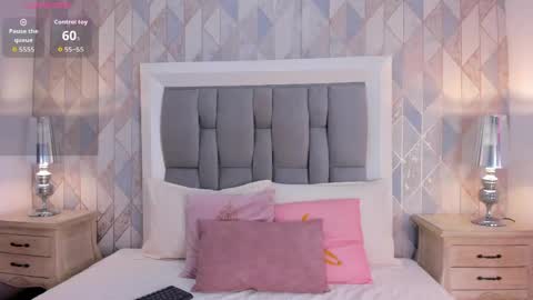 zharia_lux25 online show from 05-15-26, 11:39