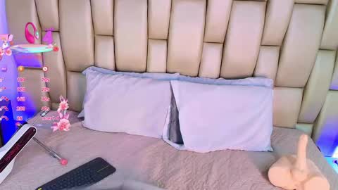 Snapshot of zoe_barlove chatting on 05-12-26, 11:40 Your new obsession online show from 05-12-26, 11:40