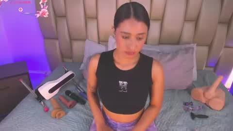 Snapshot of zoe_barlove chatting on 06-14-26, 01:13 Your new obsession online show from 06-14-26, 01:13