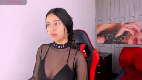 Snapshot of zoe_connor19 chatting on 05-17-26, 02:02 Z O E online show from 05-17-26, 02:02