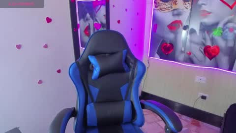 Snapshot of zoe_connor19 chatting on 05-19-26, 04:30 Z O E online show from 05-19-26, 04:30