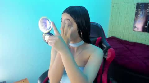 Snapshot of zoe_connor19 chatting on 05-24-26, 12:32 Z O E online show from 05-24-26, 12:32