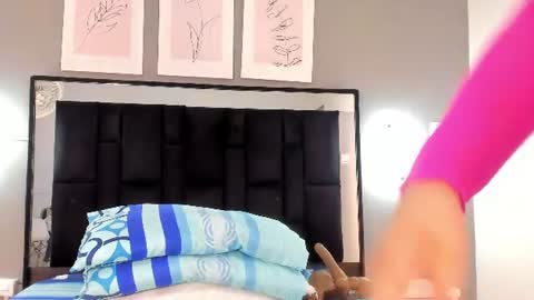 Snapshot of zoe_curvyy chatting on 06-20-26, 12:19 zoe_curvyy online show from 06-20-26, 12:19