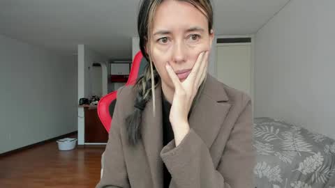 Snapshot of zoe_jeane_beker chatting on 04-22-26, 09:05 ZOE online show from 04-22-26, 09:05