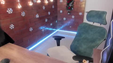 Zoe  online show from 12-30-24, 05:34