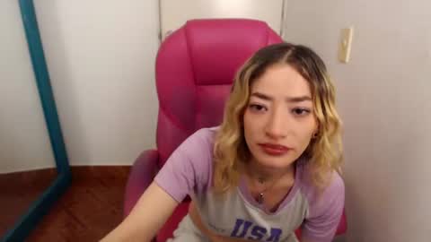Snapshot of zoee_joness chatting on 07-28-26, 01:56 zoe online show from 07-28-26, 01:56