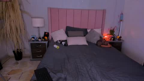 CuteZoe online show from 10-27-25, 01:59