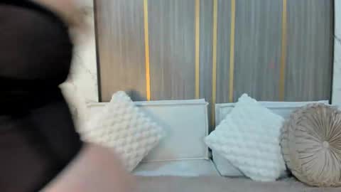 Snapshot of zoevold chatting on 11-12-25, 02:28 ZOE online show from 11-12-25, 02:28