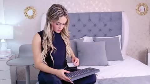 Snapshot of zoewilliis chatting on 07-10-26, 01:25 ZoeWilliis online show from 07-10-26, 01:25