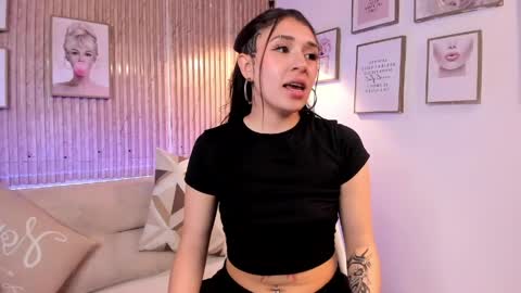 Snapshot of zoey_monroe_ chatting on 04-16-26, 01:01 Zoey online show from 04-16-26, 01:01