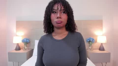 Snapshot of zurismith chatting on 06-11-26, 11:30 Zuri Smith online show from 06-11-26, 11:30