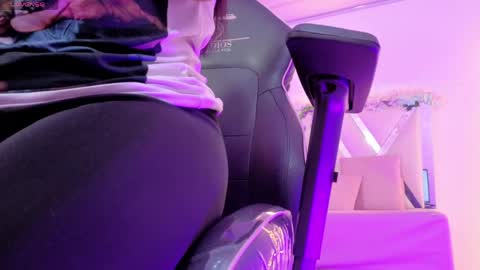 Snapshot of zury_tay chatting on 04-25-26, 11:46 ZURY online show from 04-25-26, 11:46