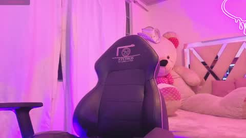Snapshot of zury_tay chatting on 05-20-26, 03:45 ZURY online show from 05-20-26, 03:45
