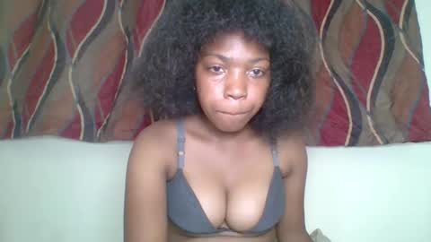 zyraelle_01 online show from 04-26-26, 07:00