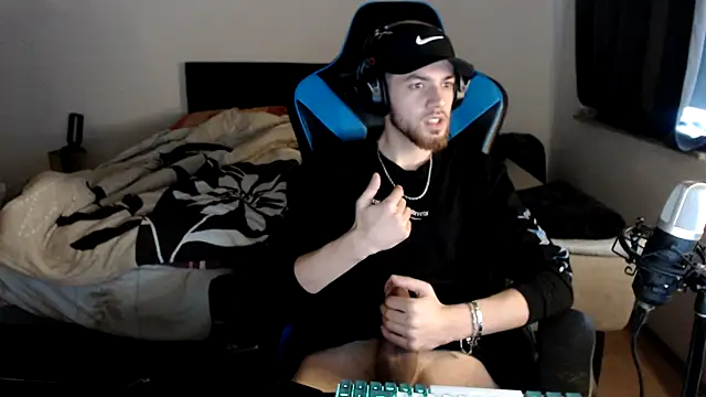 Snapshot of AlbanerYaro45 chatting on 12-25-24, 12:58 AlbanerYaro45 online show from 12-25-24, 12:58