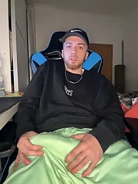 Snapshot of AlbanerYaro45 chatting on 03-16-25, 10:42 AlbanerYaro45 online show from 03-16-25, 10:42