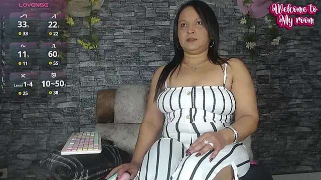 Snapshot of Danna_Paolaa_ chatting on 02-18-25, 02:05 Danna Paolaa online show from 02-18-25, 02:05