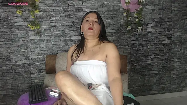 Snapshot of Danna_Paolaa_ chatting on 10-14-25, 05:30 Danna Paolaa online show from 10-14-25, 05:30