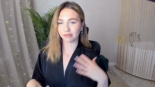 Snapshot of GracefulLook chatting on 01-21-25, 02:48 GracefulLook online show from 01-21-25, 02:48