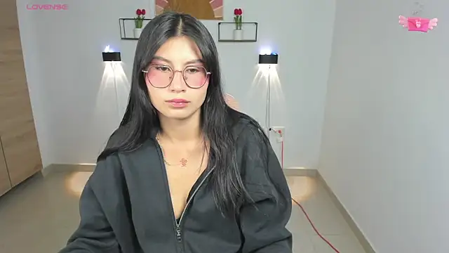 Snapshot of emily_villamil chatting on 11-24-25, 08:41 emily villamil online show from 11-24-25, 08:41