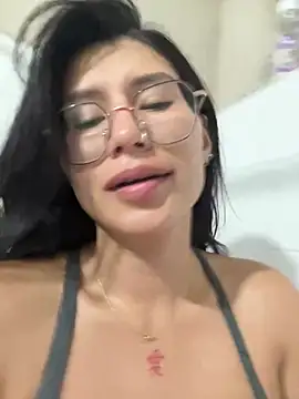 Snapshot of emily_villamil chatting on 02-28-26, 04:41 emily villamil online show from 02-28-26, 04:41