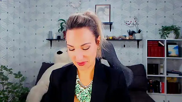 Snapshot of MillaXQueen chatting on 10-25-25, 03:07 MillaXQueen online show from 10-25-25, 03:07