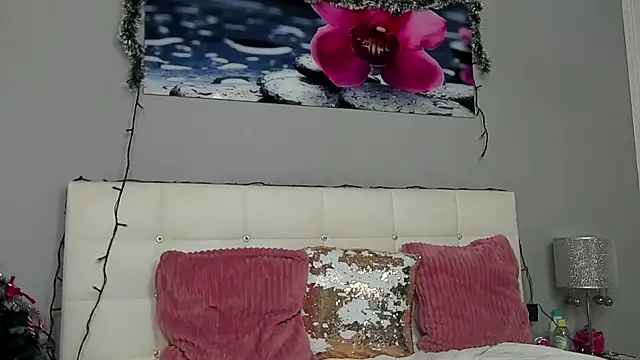 Snapshot of JuliaHunts chatting on 12-31-24, 08:04 JuliaHunts online show from 12-31-24, 08:04
