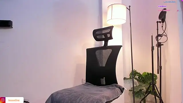Snapshot of JesusOne chatting on 01-08-25, 05:27 JesusOne online show from 01-08-25, 05:27