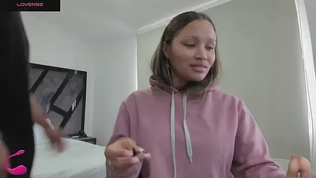 AnnieAndStefan online show from 11-06-25, 02:18