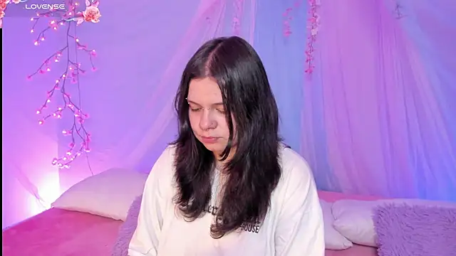 Snapshot of Mey_moon chatting on 07-07-26, 03:42 Mey moon online show from 07-07-26, 03:42