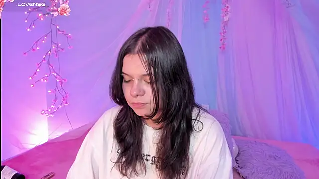 Snapshot of Mey_moon chatting on 07-07-26, 06:47 Mey moon online show from 07-07-26, 06:47