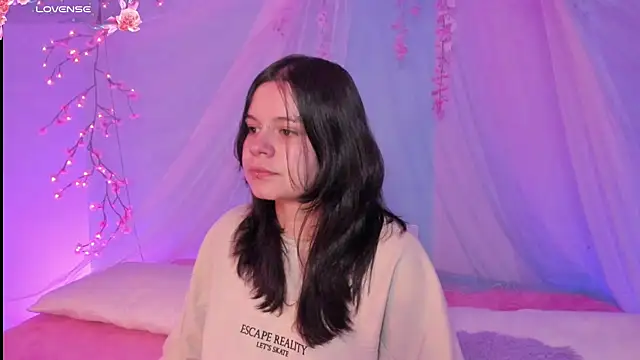 Snapshot of Mey_moon chatting on 07-13-26, 02:03 Mey moon online show from 07-13-26, 02:03