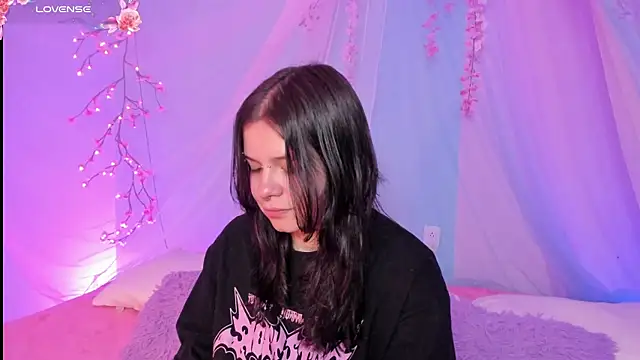 Snapshot of Mey_moon chatting on 07-14-26, 05:01 Mey moon online show from 07-14-26, 05:01