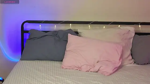 sinthiaroze online show from 11-22-25, 05:23