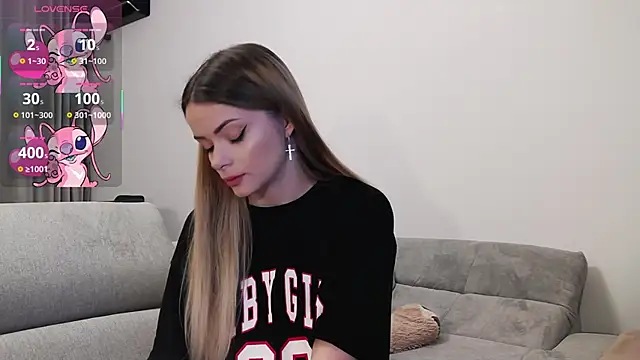 Snapshot of Kailynn_Moenn chatting on 03-05-25, 08:42 Kailynn Moenn online show from 03-05-25, 08:42