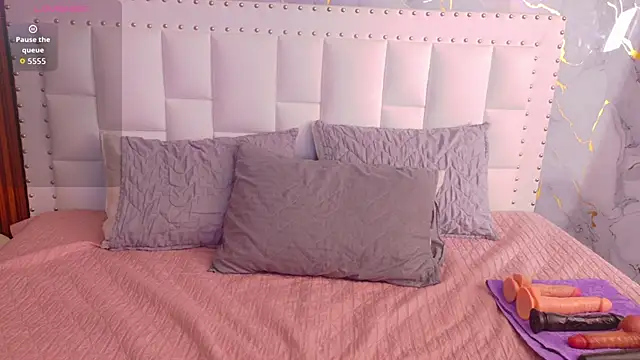 valkiria moore online show from 12-19-25, 12:23