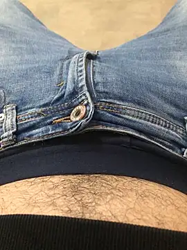 Snapshot of MoochedTape chatting on 12-11-24, 03:58 MoochedTape online show from 12-11-24, 03:58