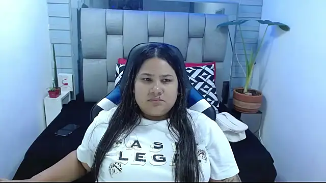 Snapshot of evelin_zaens chatting on 06-18-26, 04:46 evelin zaens online show from 06-18-26, 04:46