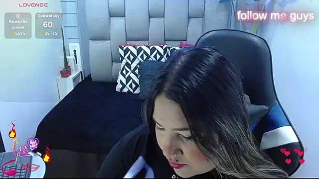 Snapshot of evelin_zaens chatting on 06-26-26, 04:06 evelin zaens online show from 06-26-26, 04:06