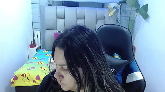 Snapshot of evelin_zaens chatting on 07-18-26, 06:28 evelin zaens online show from 07-18-26, 06:28