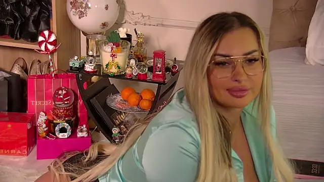 Denisse Perry online show from 12-18-25, 09:32