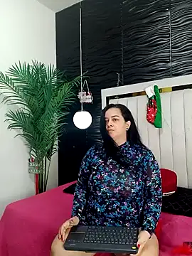 Snapshot of lucia_vonne_ chatting on 12-23-24, 01:45 lucia vonne online show from 12-23-24, 01:45