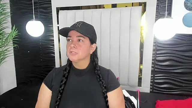 Snapshot of lucia_vonne_ chatting on 02-19-25, 12:00 lucia vonne online show from 02-19-25, 12:00