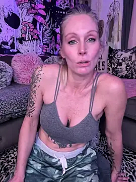 ItsDanniG online show from 02-24-25, 06:36