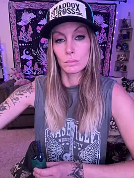 ItsDanniG online show from 03-11-25, 06:08