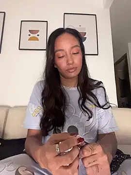 Snapshot of DianaHopson chatting on 02-06-26, 11:13 DianaHopson online show from 02-06-26, 11:13