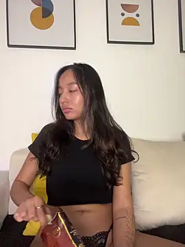 Snapshot of DianaHopson chatting on 02-20-26, 01:13 DianaHopson online show from 02-20-26, 01:13