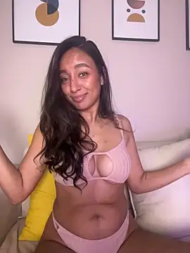 Snapshot of DianaHopson chatting on 02-21-26, 01:56 DianaHopson online show from 02-21-26, 01:56