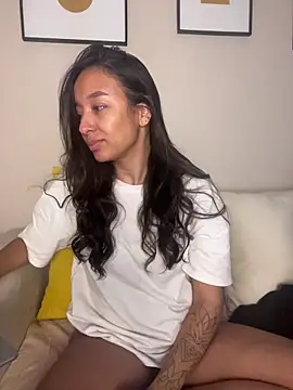 Snapshot of DianaHopson chatting on 02-25-26, 12:53 DianaHopson online show from 02-25-26, 12:53