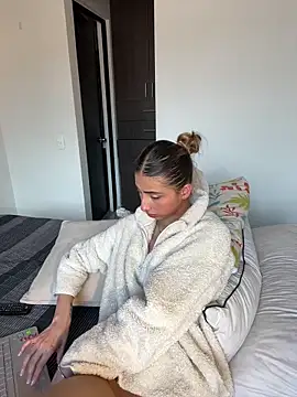 Snapshot of Ameellie chatting on 02-07-25, 04:14 Ameellie online show from 02-07-25, 04:14